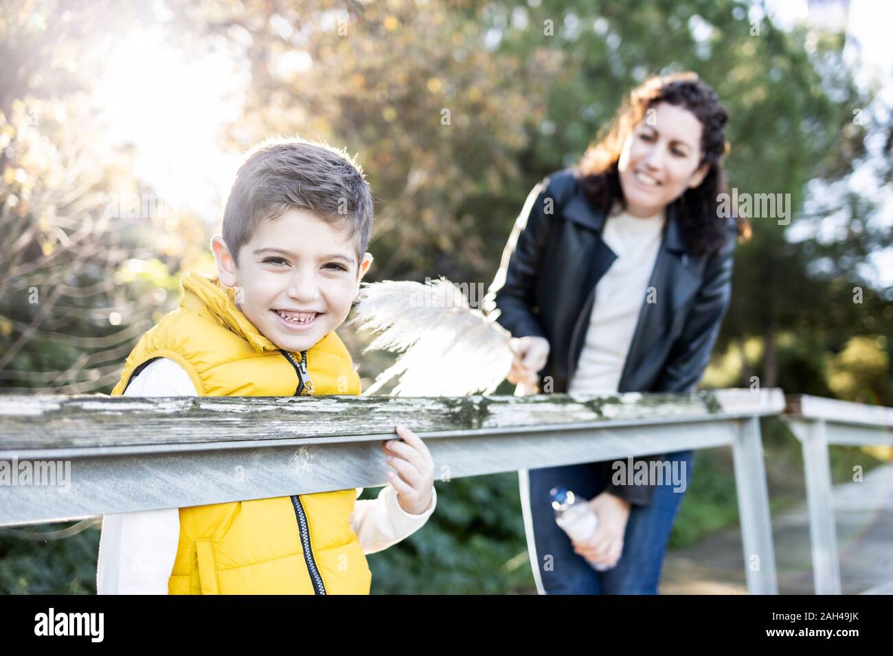 Mutter und Sohn spielen und lachen im Freien Stockfoto