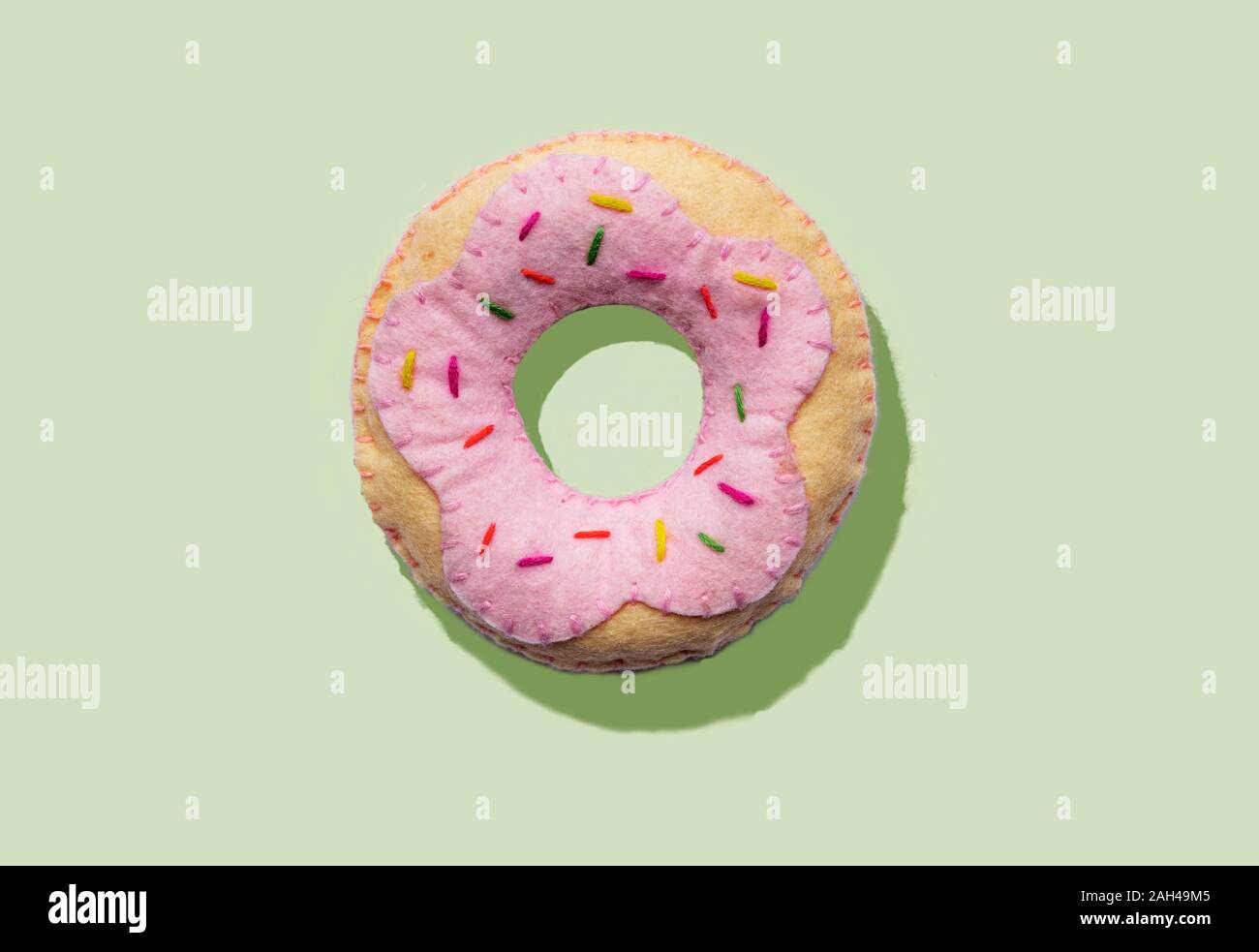 3D-Illustration, Plüsch fake Donut Muster auf hellgrüner Hintergrund Stockfoto