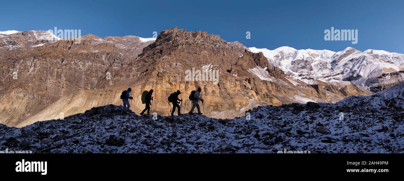 Wanderer bei Chonbarden Gletscher, Dhaulagiri Circuit Trekking, Himalaya, Nepal Stockfoto