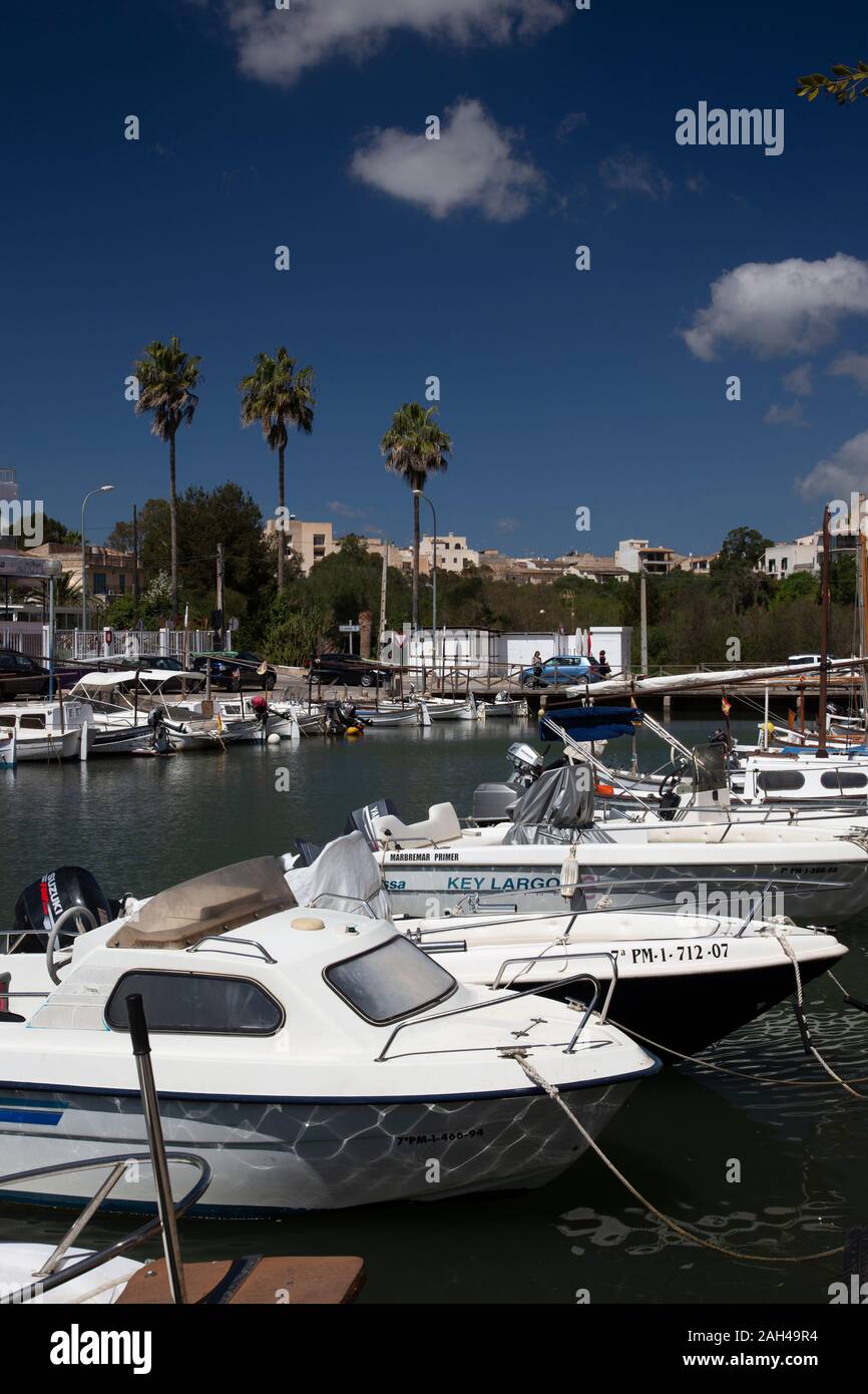 Boote im Hafen von Porto Cristo auf der Insel Mallorca, Spanien. Stockfoto