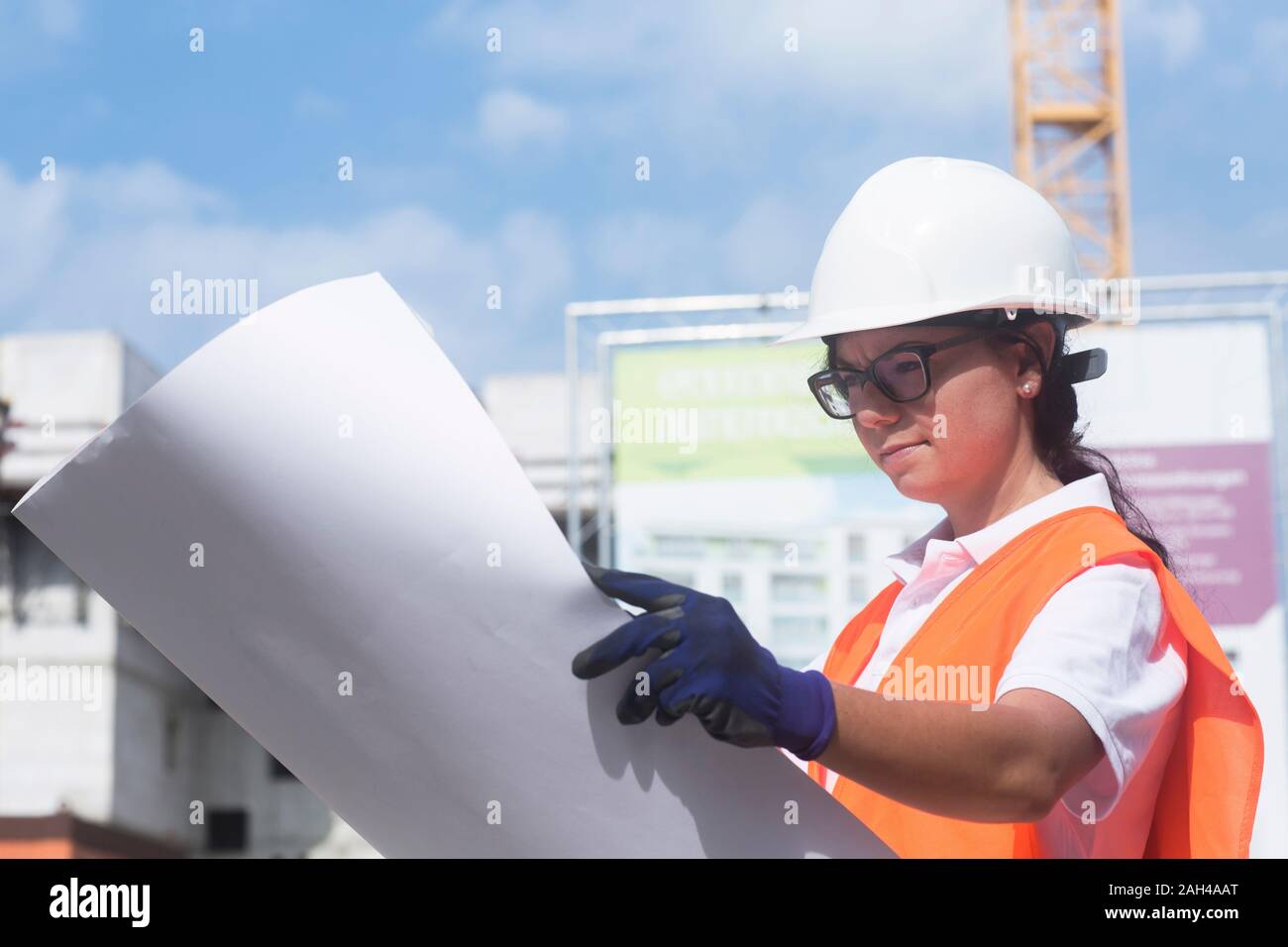 Weibliche bau Ingenieur bei Bau Plan suchen Stockfoto