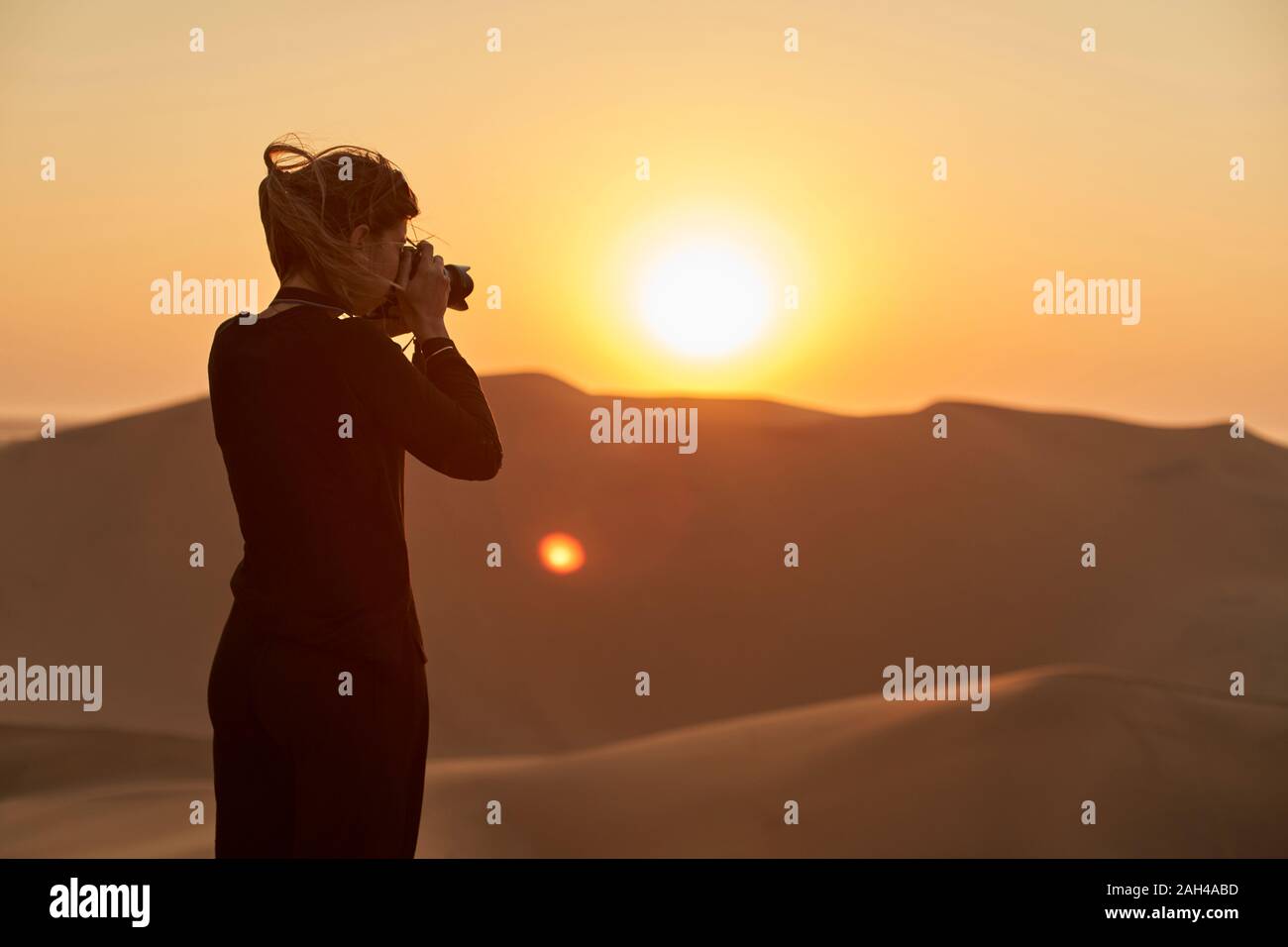 Frau ein Bild von der Wüste bei Sonnenuntergang, Dune 7, Namibia Stockfoto