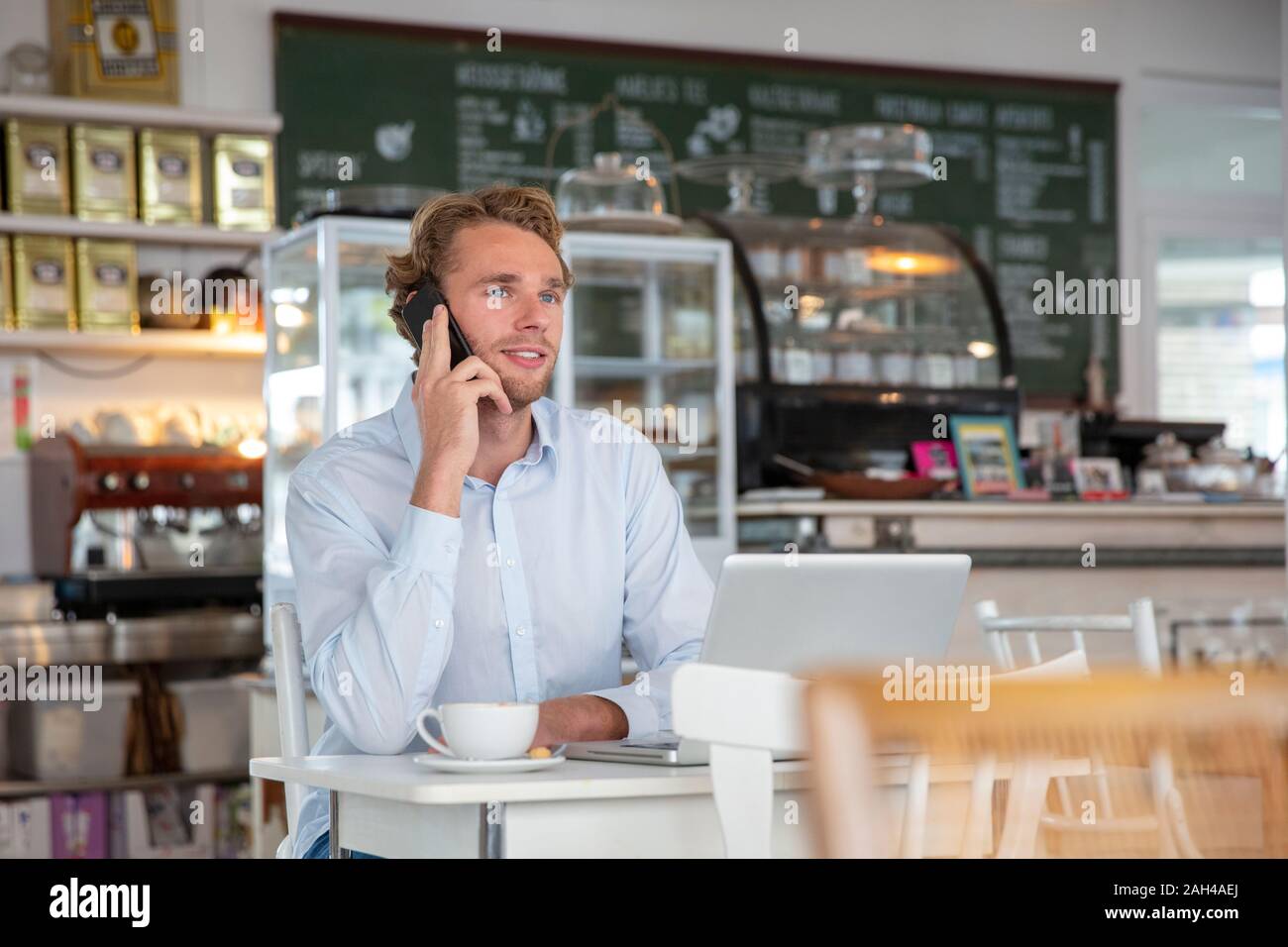 Junge Unternehmer Telefonieren in einem Cafe Stockfoto