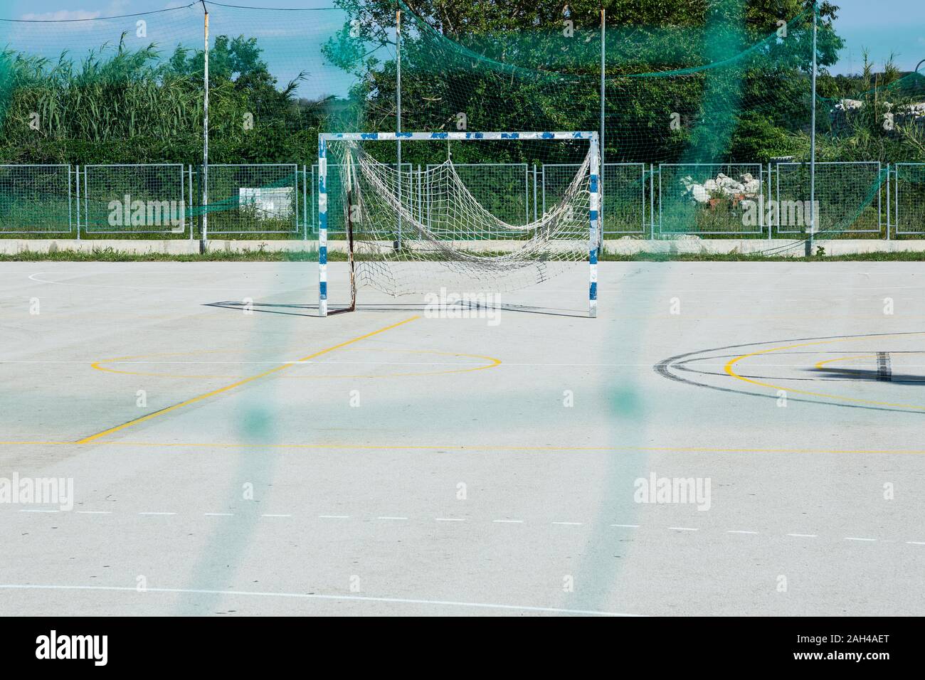 Kroatien, Nin, Fußballtor stehend in leeren Schulhof Stockfoto