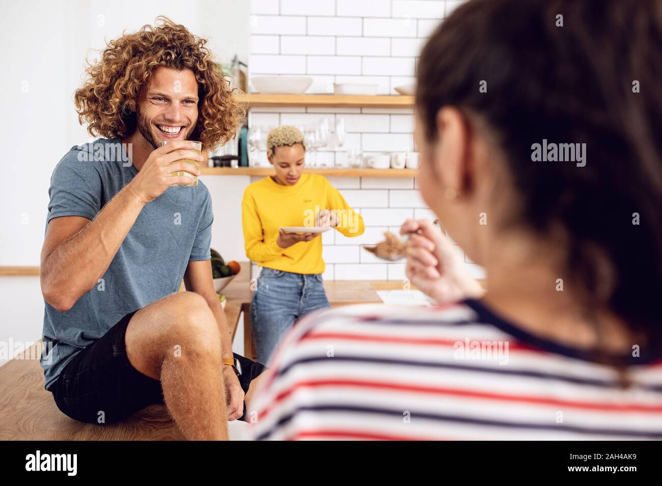 Gerne Freunde, das Frühstück in der Küche zu Hause. Stockfoto