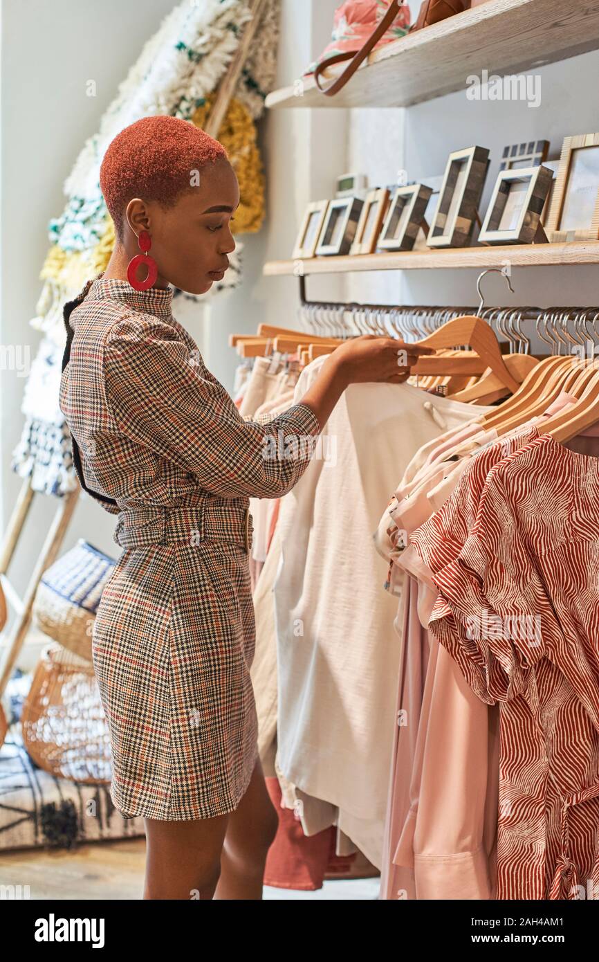 Frau Wahl neue Kleidung im Shop zu kaufen Stockfoto