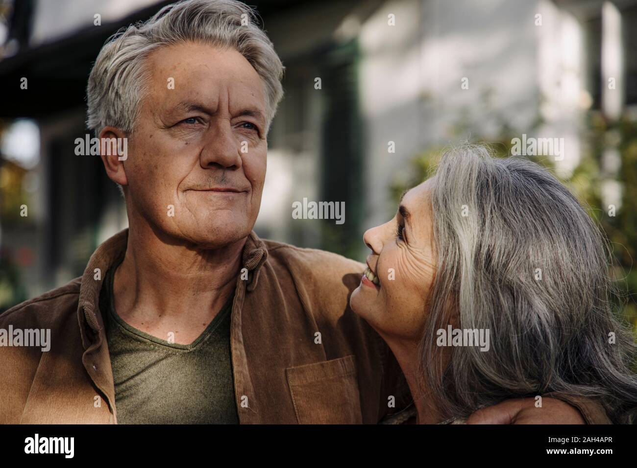 Portrait der älteren Paare im Garten ihres Hauses Stockfoto