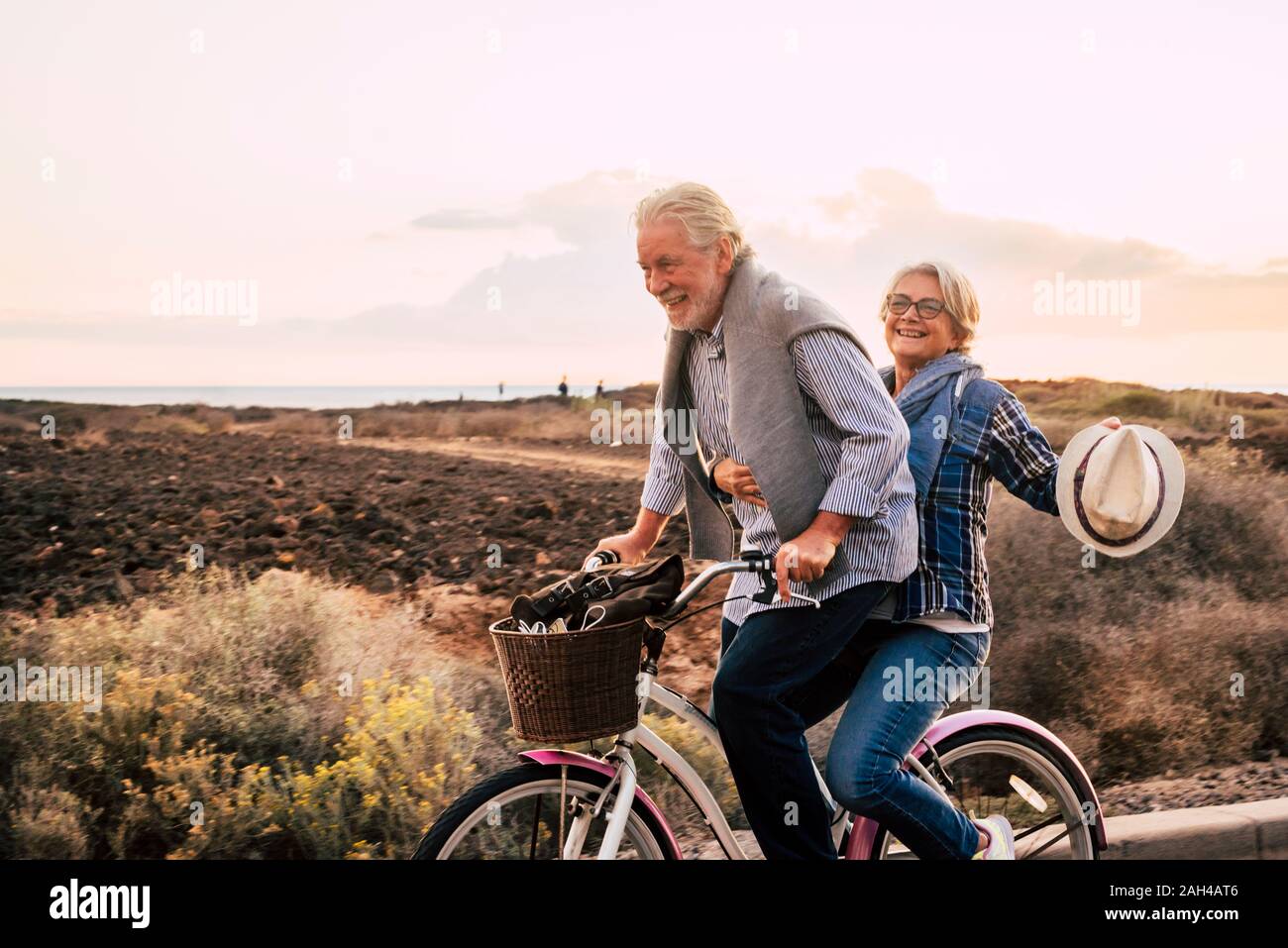 Happy Active Senior Paar auf Fahrrad, Teneriffa Stockfoto