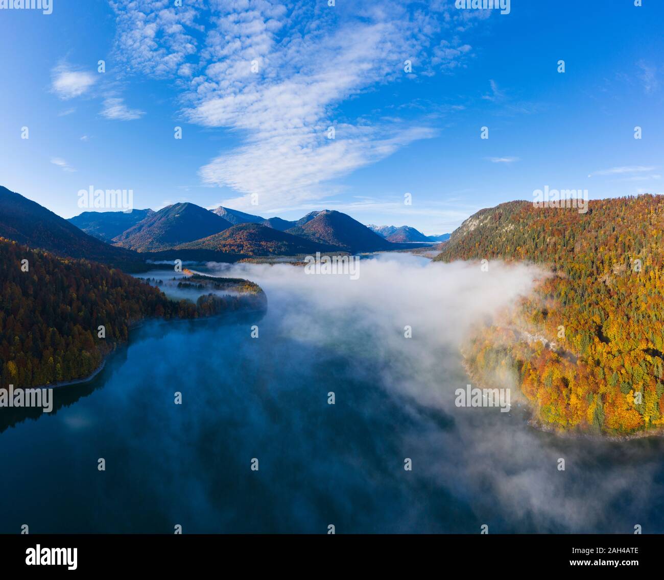 Deutschland, Bayern, Lenggries, Luftaufnahme von sylvenstein Stausee im Herbst Stockfoto