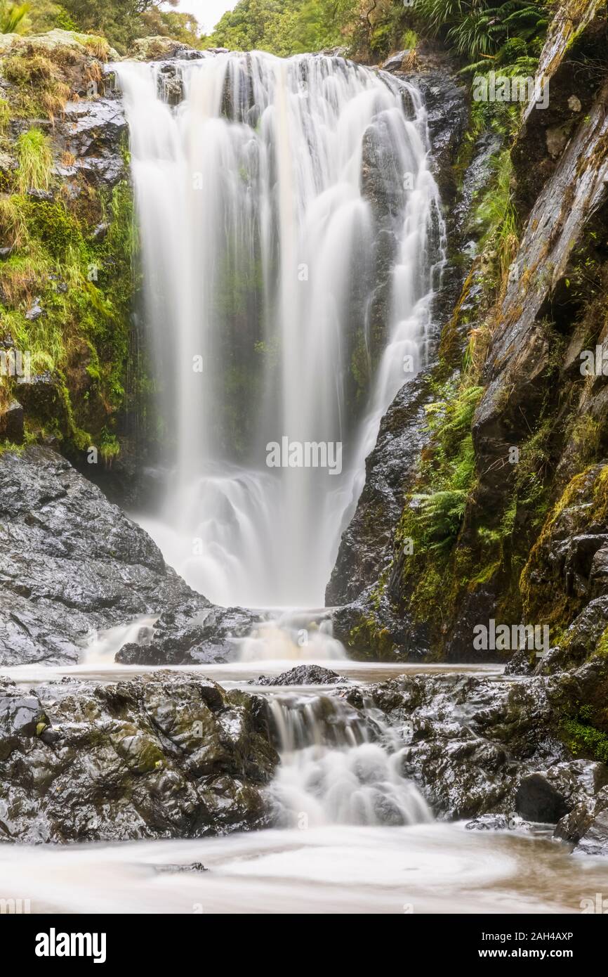 Neuseeland, Region Northland, Langzeitbelichtung von Piroa fällt auf ahuroa Fluss Stockfoto