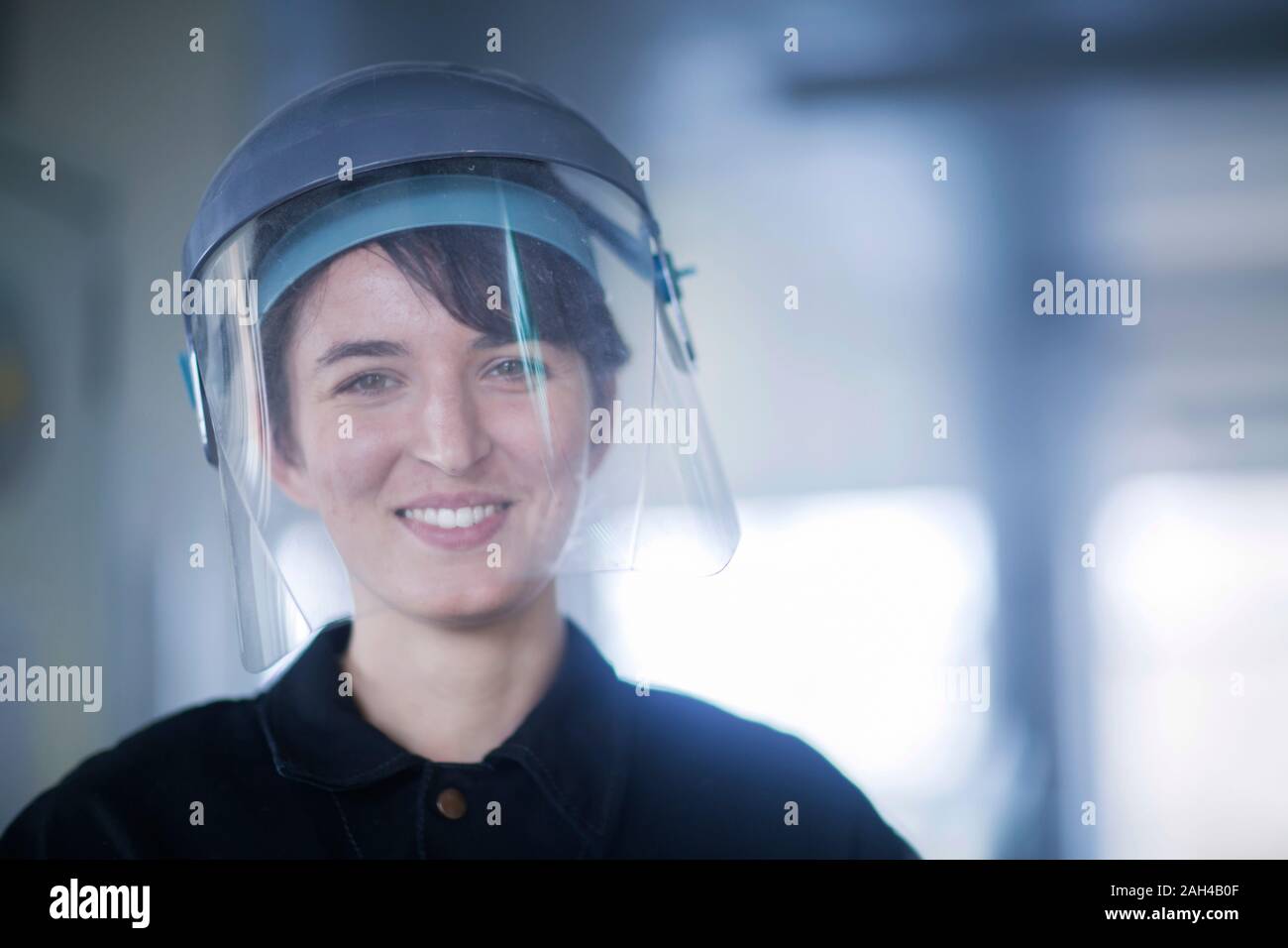 Portrait von Technikerin tragen Schutzhelm Stockfoto