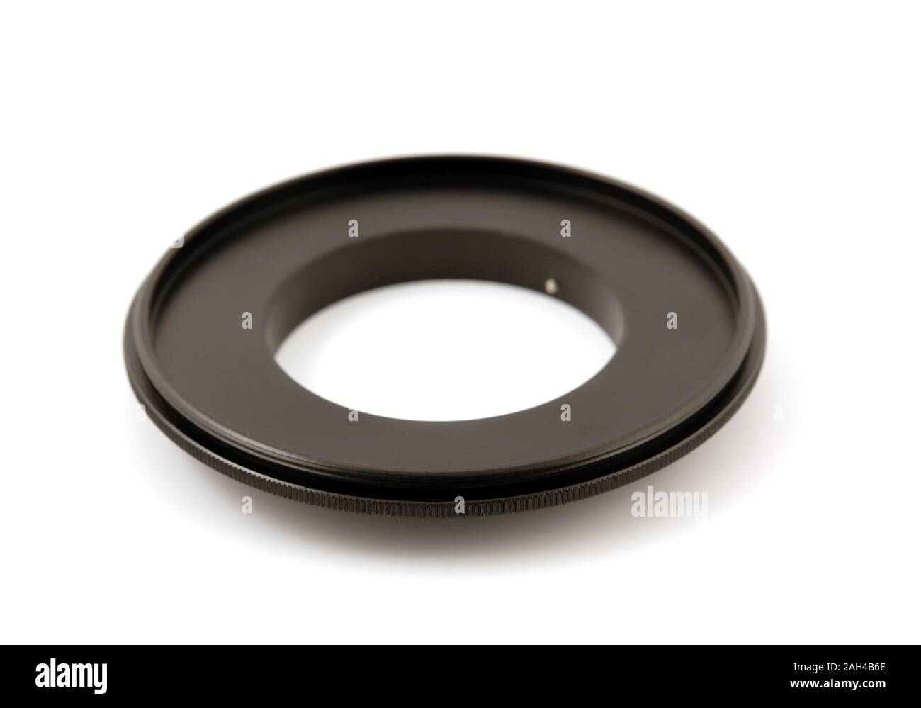 Makro reverse Ring für DSLR Spiegelreflexkamera auf weißem Hintergrund Stockfoto