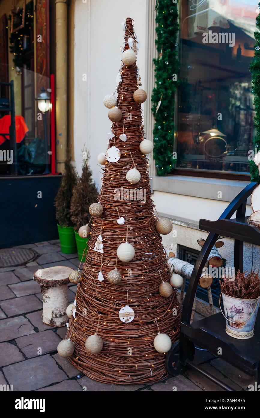 Weihnachten, Neujahr wickered Baum mit Spielzeug auf Stadt Straße eingerichtet. Urlaubszeit. Stockfoto