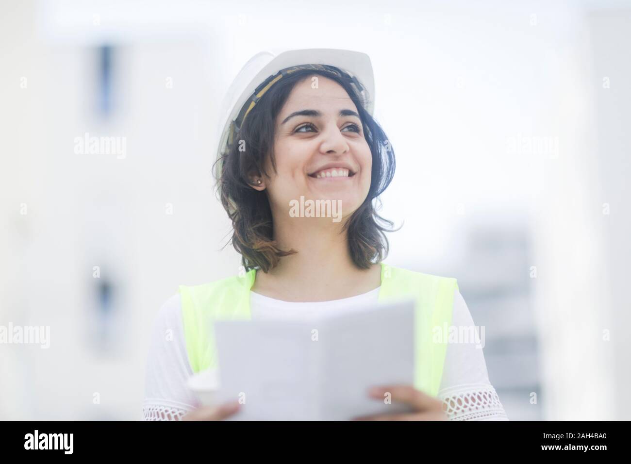 Weibliche Bauingenieur während der Arbeit Stockfoto