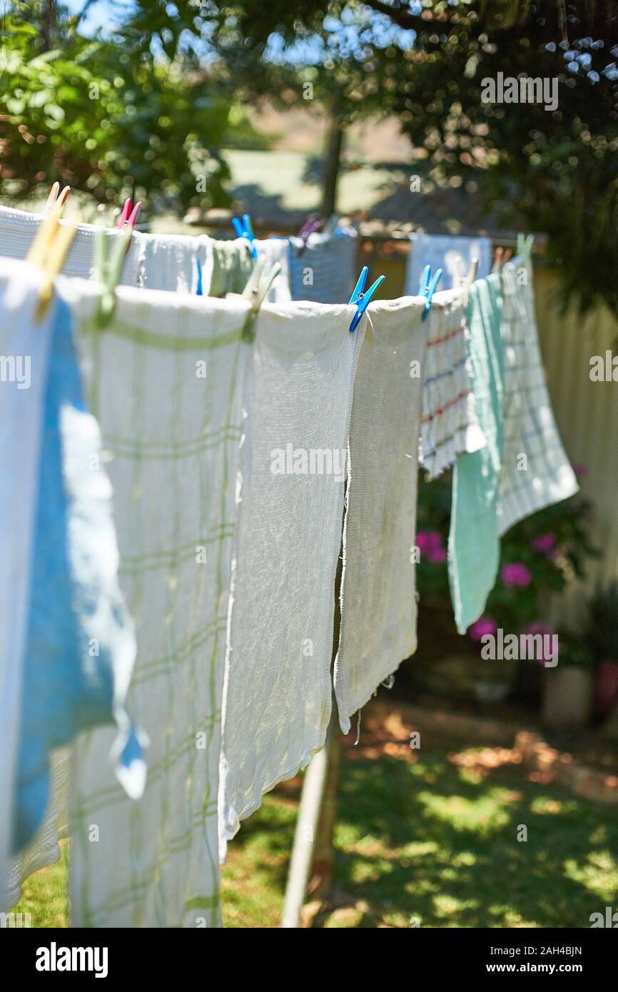 Kleidung trocknen auf der Wäscheleine im Freien Stockfoto