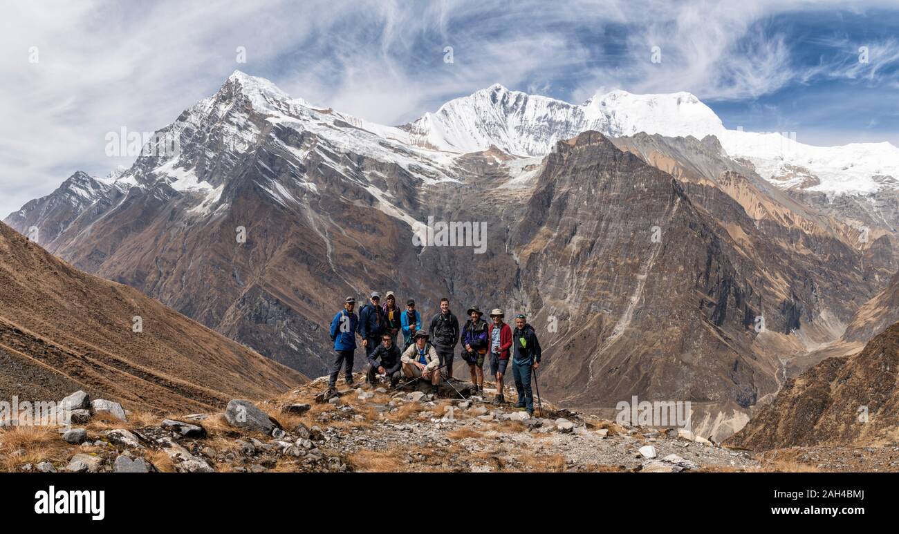 Trekking Gruppe bei Tsaurabong Peak, italienische Basislager, Dhaulagiri Circuit Trekking, Himalaya, Nepal Stockfoto