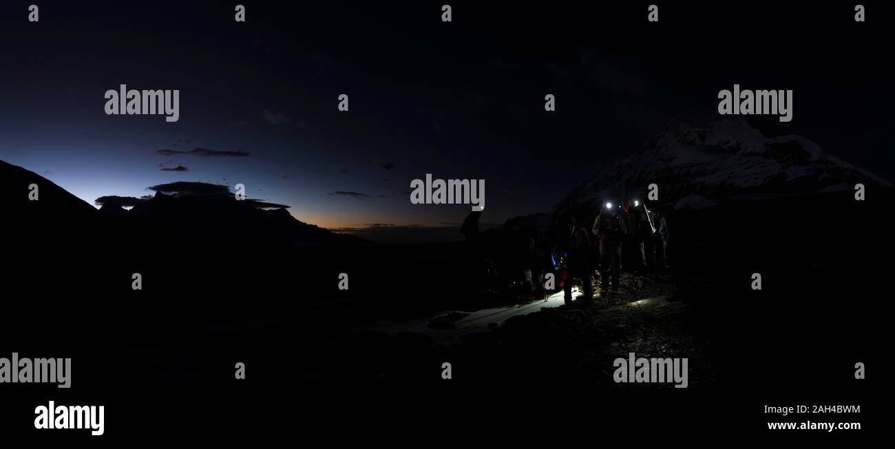 Bergsteiger mit Scheinwerfern in der Nacht, Dhaulagiri Circuit Trekking, Himalaya, Nepal Stockfoto