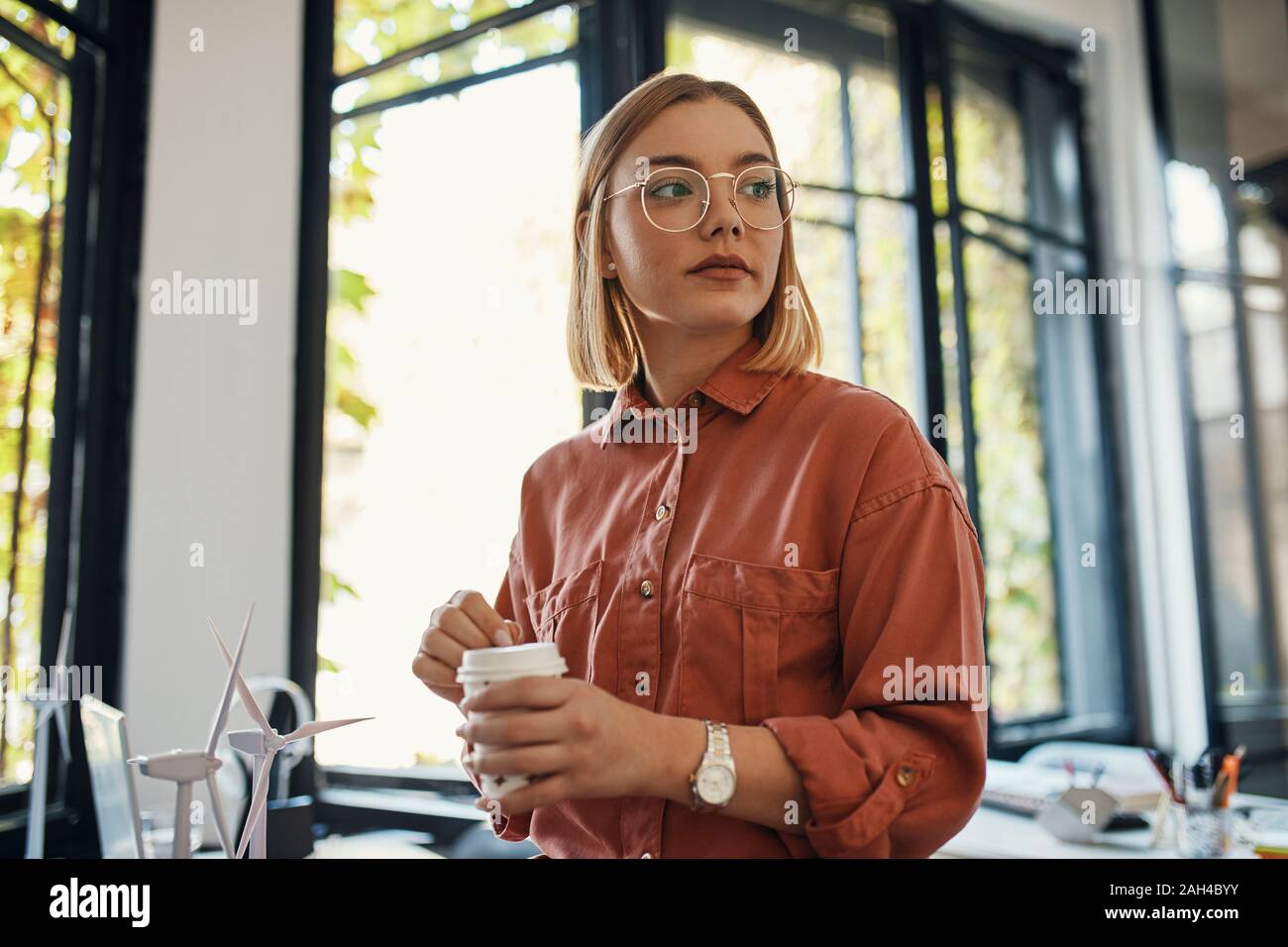 Geschäftsfrau mit einer Kaffeepause im Büro Stockfoto