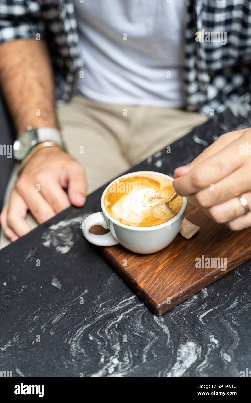 Man genießt Tasse Cappuccino, close-up Stockfoto