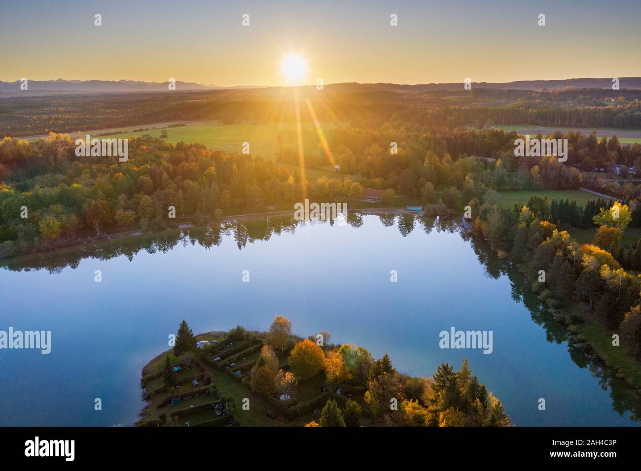 Deutschland, Bayern, Oberbayern, toelzer Land, Konigsdorf, Luftaufnahme von Baggersee und Wälder bei Sonnenuntergang Stockfoto