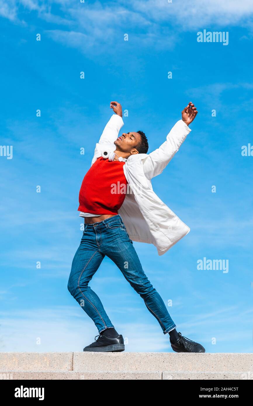 Junge Mann in Bewegung und Tanz im Freien Stockfoto