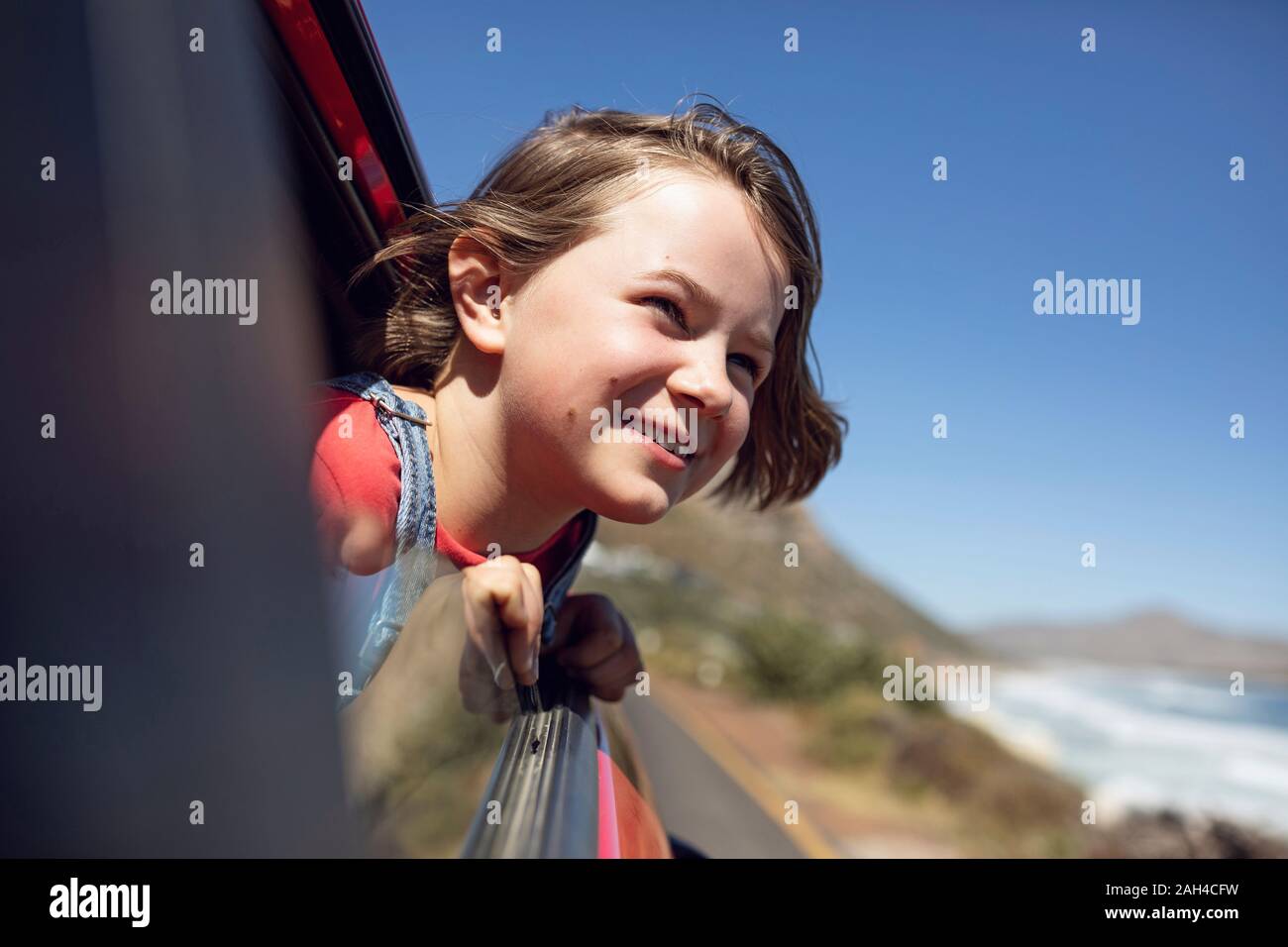 Portrait von lächelnden Mädchen aus dem Auto Fenster suchen, Cape Town, Western Cape, Südafrika Stockfoto