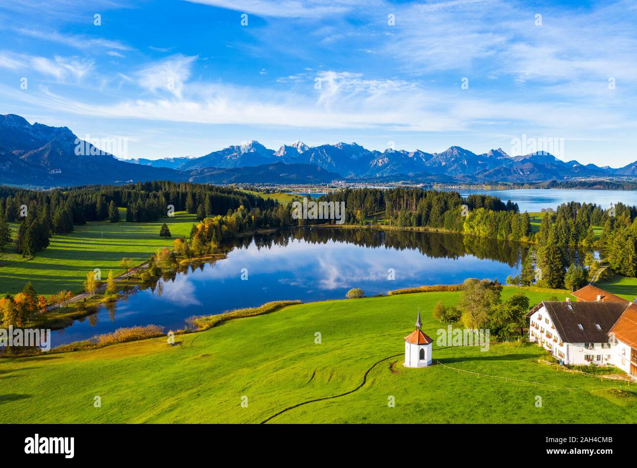 Deutschland, Bayern, Halblech, Luftaufnahme der kleinen Kapelle, Bauernhaus und Hegratsrieder See in Tannheimer Berge Stockfoto