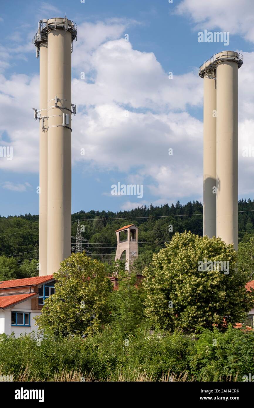 Deutschland, Bayern, Hausham, Schornsteine des Kraftwerks Stockfoto