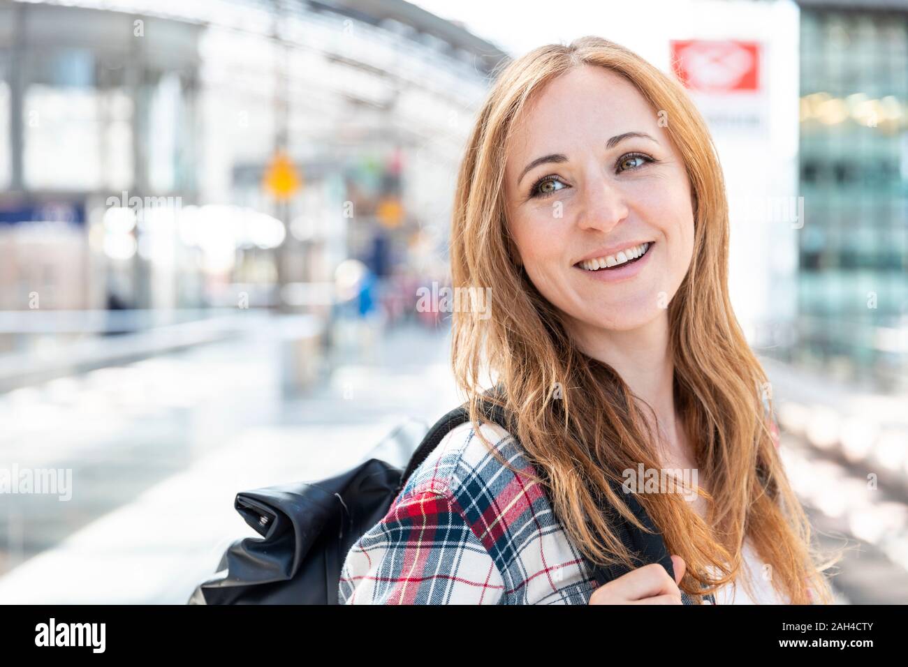 Glückliche Frau auf dem Bahnsteig, Berlin, Deutschland Stockfoto