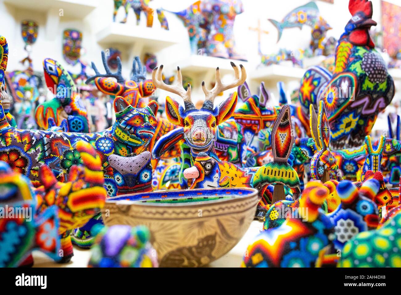 Traditionelle huichol Raupe ornament Zahlen der mexikanischen Kultur arbeiten Stockfoto