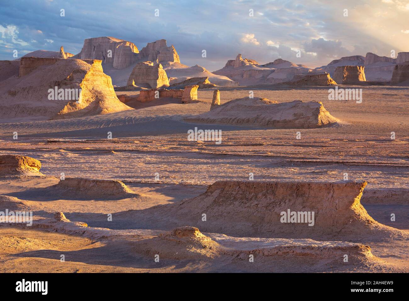 Lut Wüste bei Sonnenuntergang, mit Felsformationen wie Kalutes, Iran bekannt Stockfoto