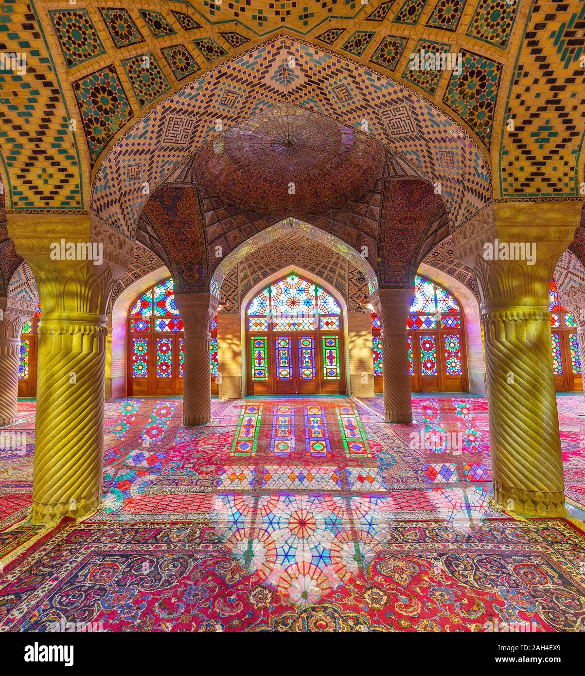 Nasir-ol-molk Moschee auch als Rosa Moschee bekannt, mit Licht durch seine Glasfenster, in Schiraz, Iran Stockfoto