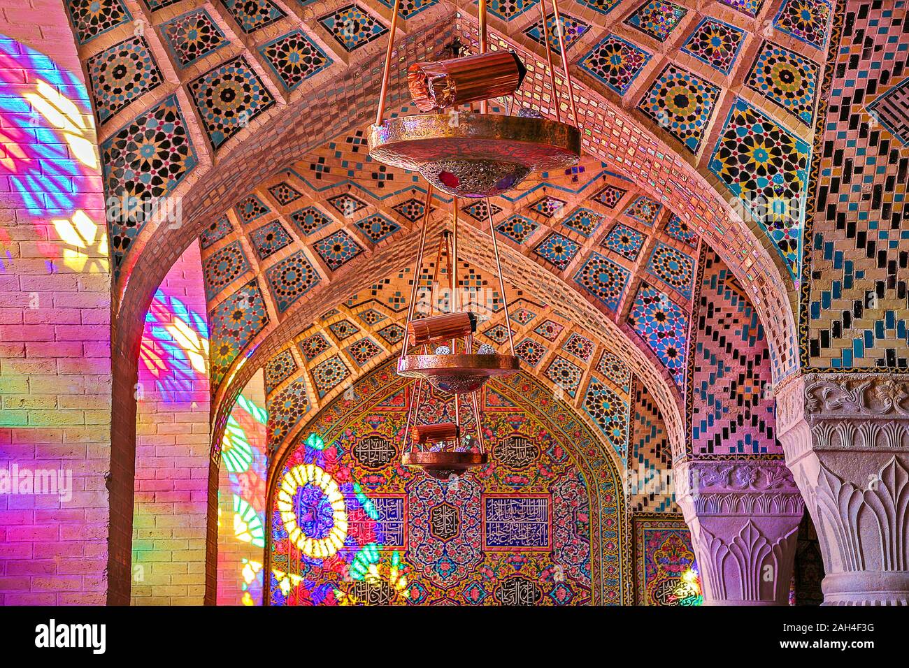 Bögen der Nasir-Ol-Molk Moschee auch als Rosa Moschee bekannt, mit der Reflexion von Licht durch seine Glasfenster, in Schiraz, Iran Stockfoto