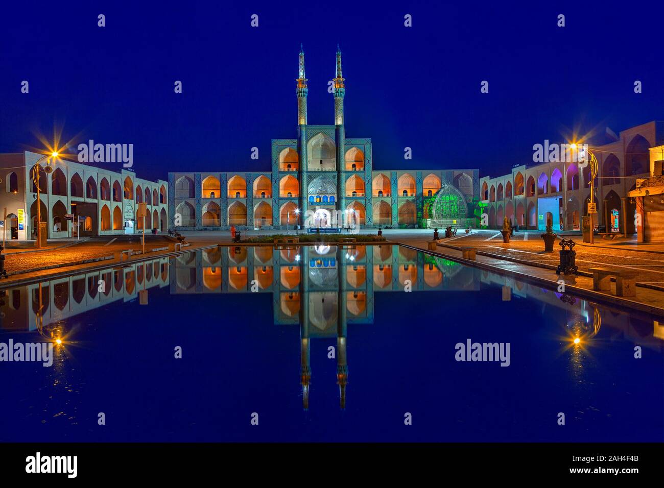 Amir Chakhmaq Moschee und ihre Reflexion in den Pool, in der Dämmerung, in Yazd, Iran Stockfoto