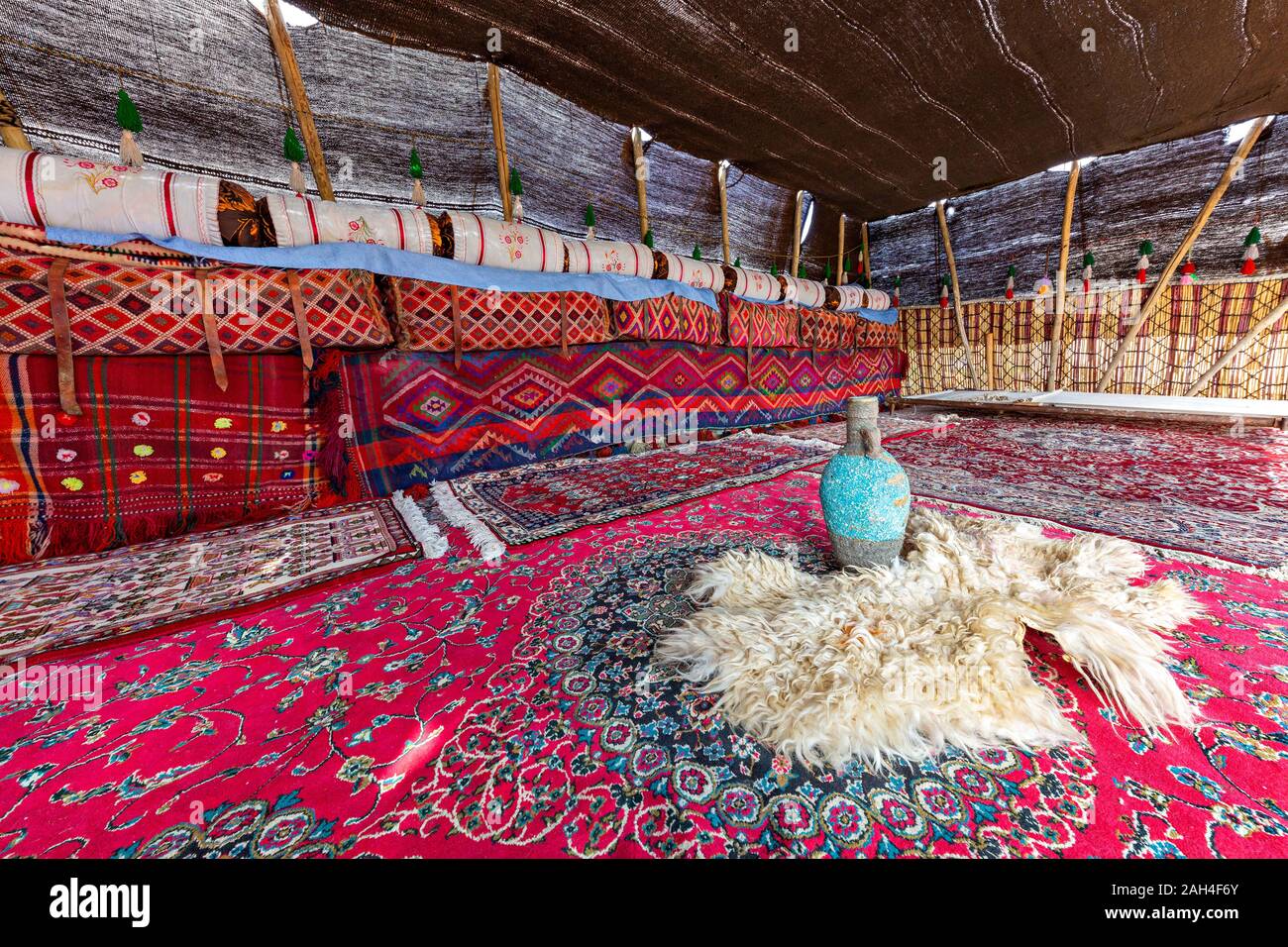 Farbenprächtiges Nomadenzelt iranischer Nomaden, bekannt als Qashqai, mit einer blauen Vase auf der Schafskelle, Iran Stockfoto