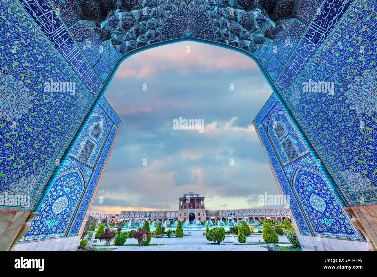 Der Naqshejahan Platz am Morgen durch das monumentale Tor der Lotfollah Moschee in Isfahan, Iran Stockfoto