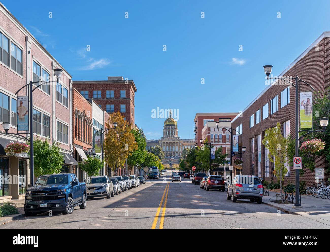 Blick auf das State Capitol (Statehouse) von E Locust St im East Village, Des Moines, Iowa, USA. Stockfoto