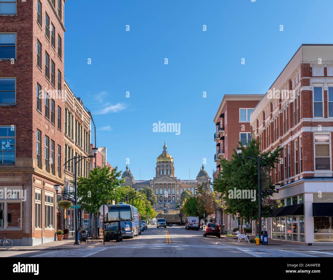 Blick auf das State Capitol (Statehouse) von E Locust St im East Village, Des Moines, Iowa, USA. Stockfoto