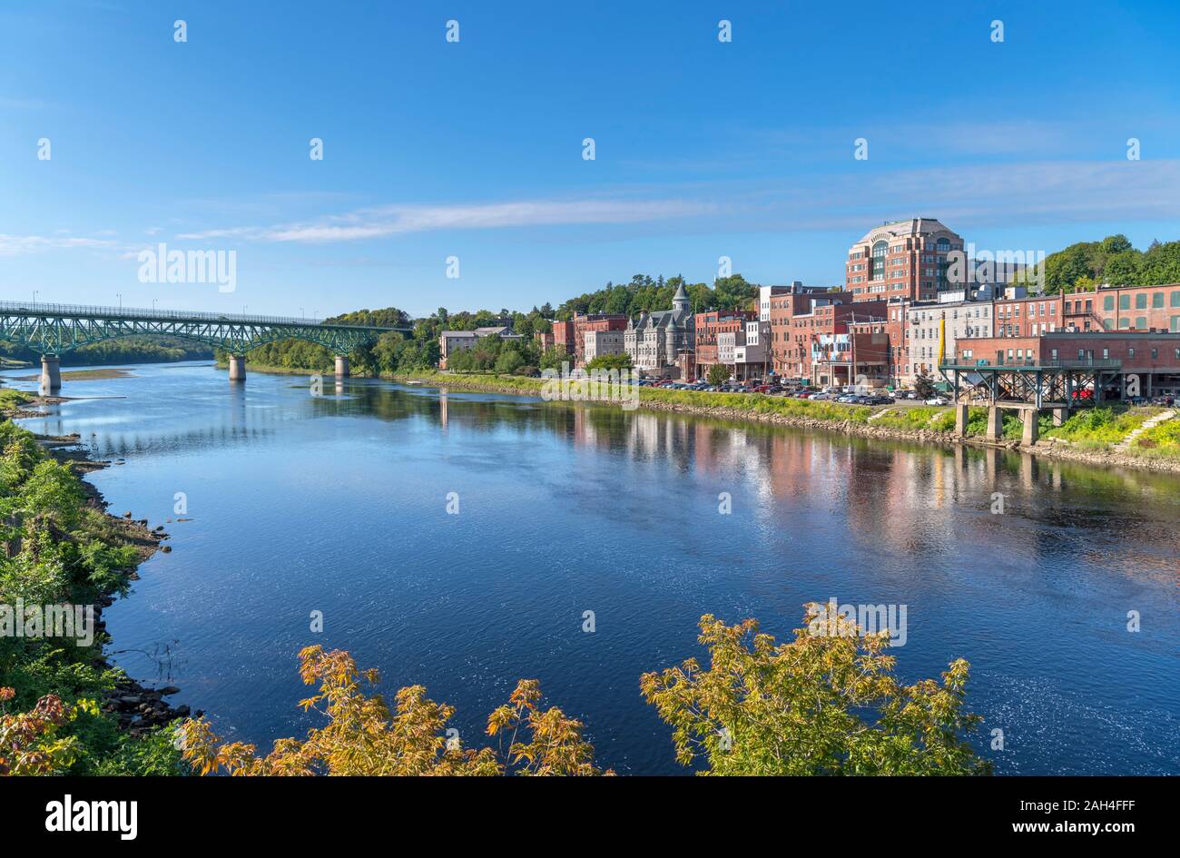Die Kennebec River mit Blick auf die historische Downtown waterfront, Augusta, Maine, USA Stockfoto