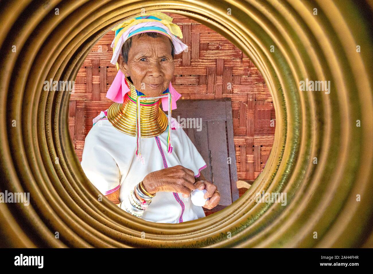 Ältere tribal lange Hals Frau durch Gewindehälften, Inle Lake, Myanmar Stockfoto