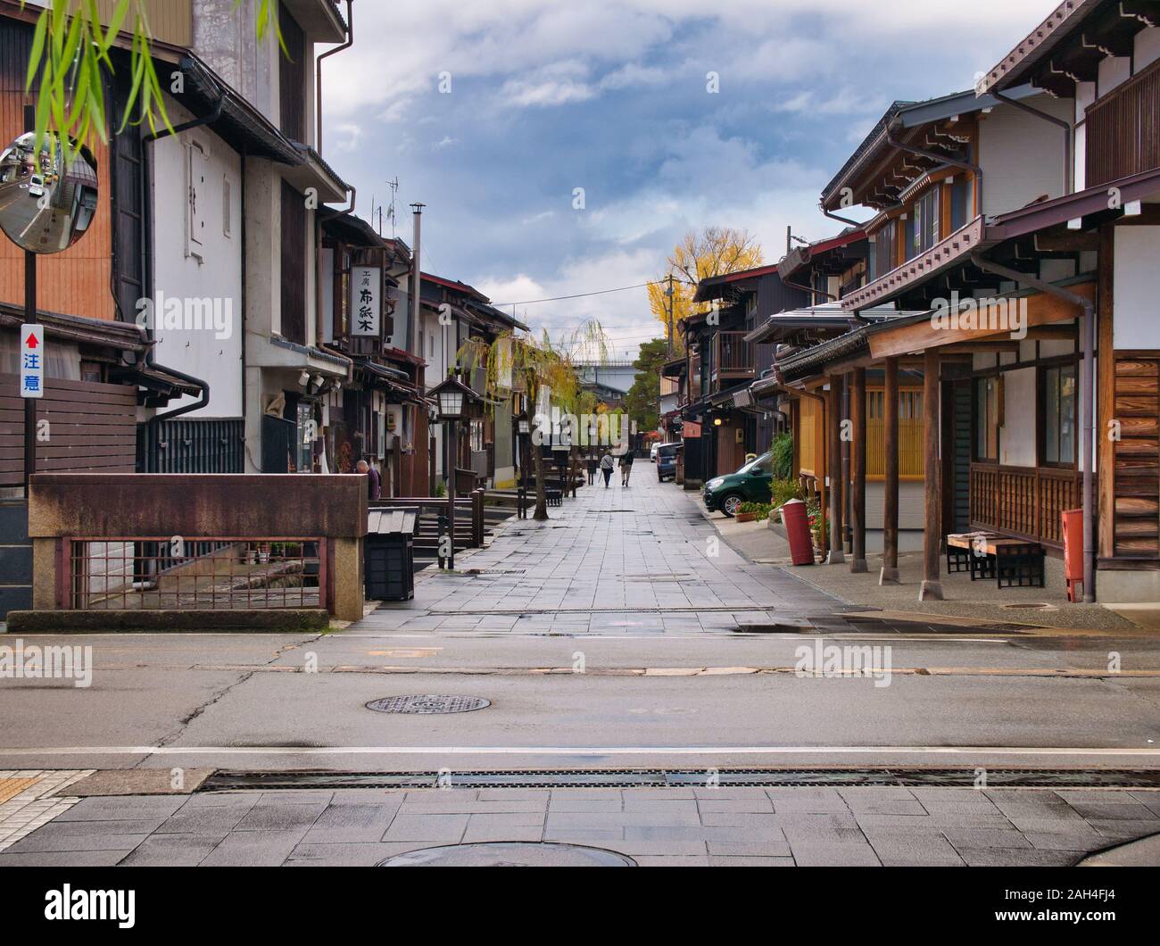Fußgänger Fußweg zwischen Holz- Gebäude im Zentrum von Hida Furukawa in der Präfektur Gifu, Japan. Ein Kanal führt links unten auf dem Gehweg. Stockfoto