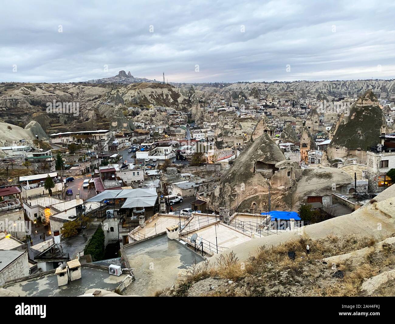 Häuser unter den Bergen. Blick auf die Altstadt. Kappadokien Türkei November 5, 2019. Herbst Landschaft. Stockfoto