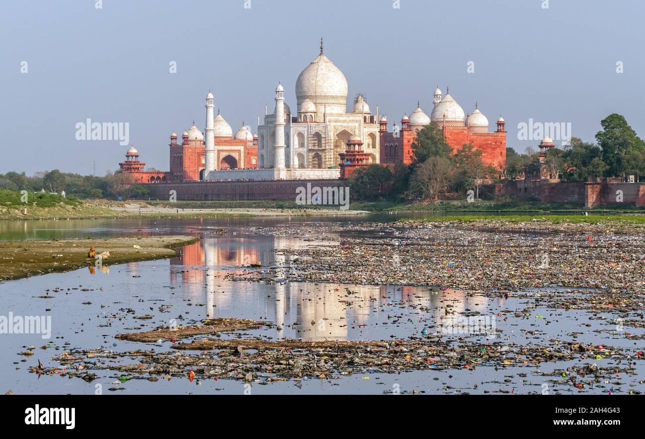 Ökologische Katastrophe in der Nähe des alten Taj Mahal Tempel, UNESCO Weltkulturerbe Stockfoto