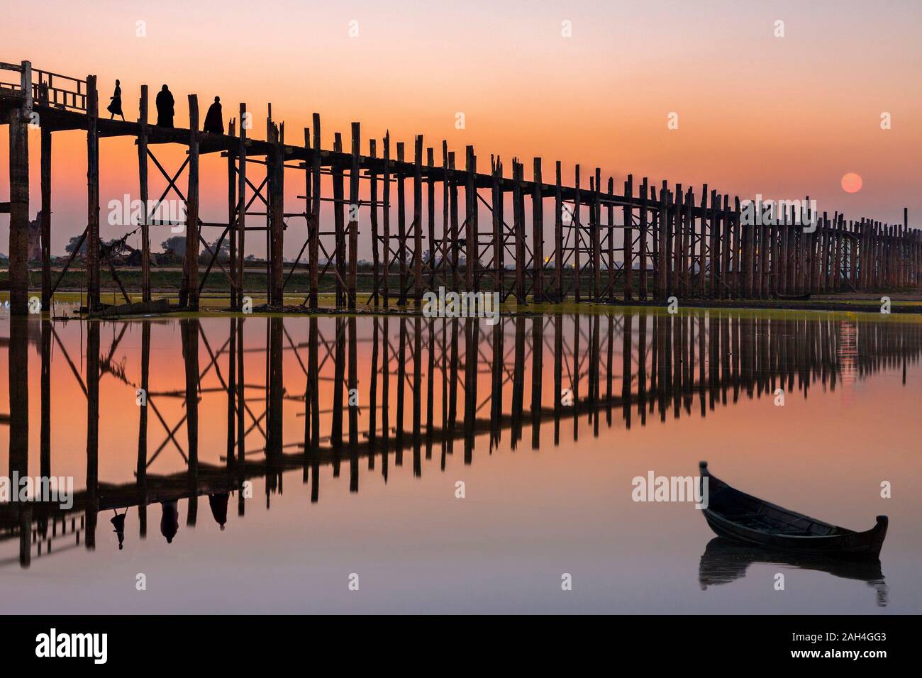 U Bein Brücke in Silhouette bei Sonnenuntergang in Mandalay, Myanmar Stockfoto