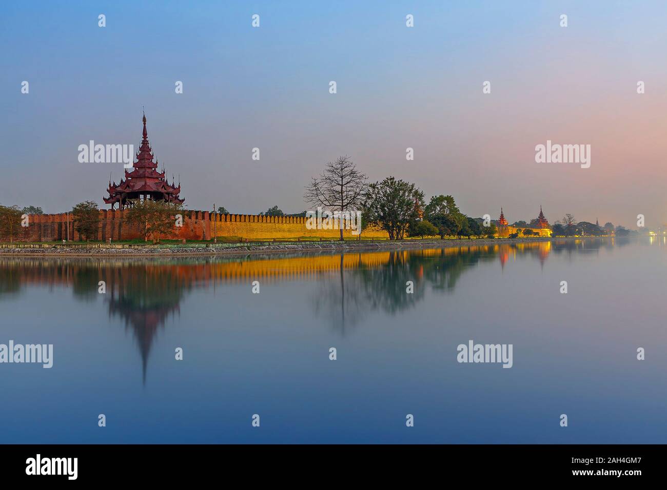 Mandalay Palast in der Dämmerung, mit seinem Spiegelbild im Wasser, Mandalay, Myanmar Stockfoto