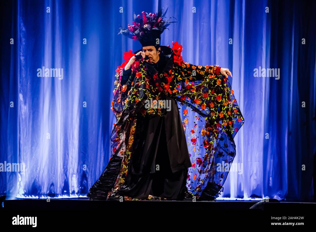 Casalecchio di Reno, Italien. 21 Dez, 2019. Renato Zero kehrt mit einer neuen Tour in den wichtigsten italienischen Sporthallen für "große zeigt". Während der Phasen seiner 'Il Folle In Tour" der Sänger zum ersten Mal live sein neues Album 'Null Il Folle" (Foto von Luigi Rizzo/Pacific Press) Quelle: Pacific Press Agency/Alamy Leben Nachrichten präsentieren Stockfoto
