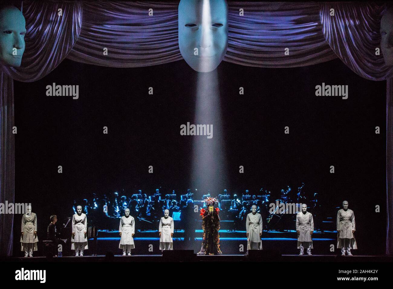 Casalecchio di Reno, Italien. 21 Dez, 2019. Renato Zero kehrt mit einer neuen Tour in den wichtigsten italienischen Sporthallen für "große zeigt". Während der Phasen seiner 'Il Folle In Tour" der Sänger zum ersten Mal live sein neues Album 'Null Il Folle" (Foto von Luigi Rizzo/Pacific Press) Quelle: Pacific Press Agency/Alamy Leben Nachrichten präsentieren Stockfoto