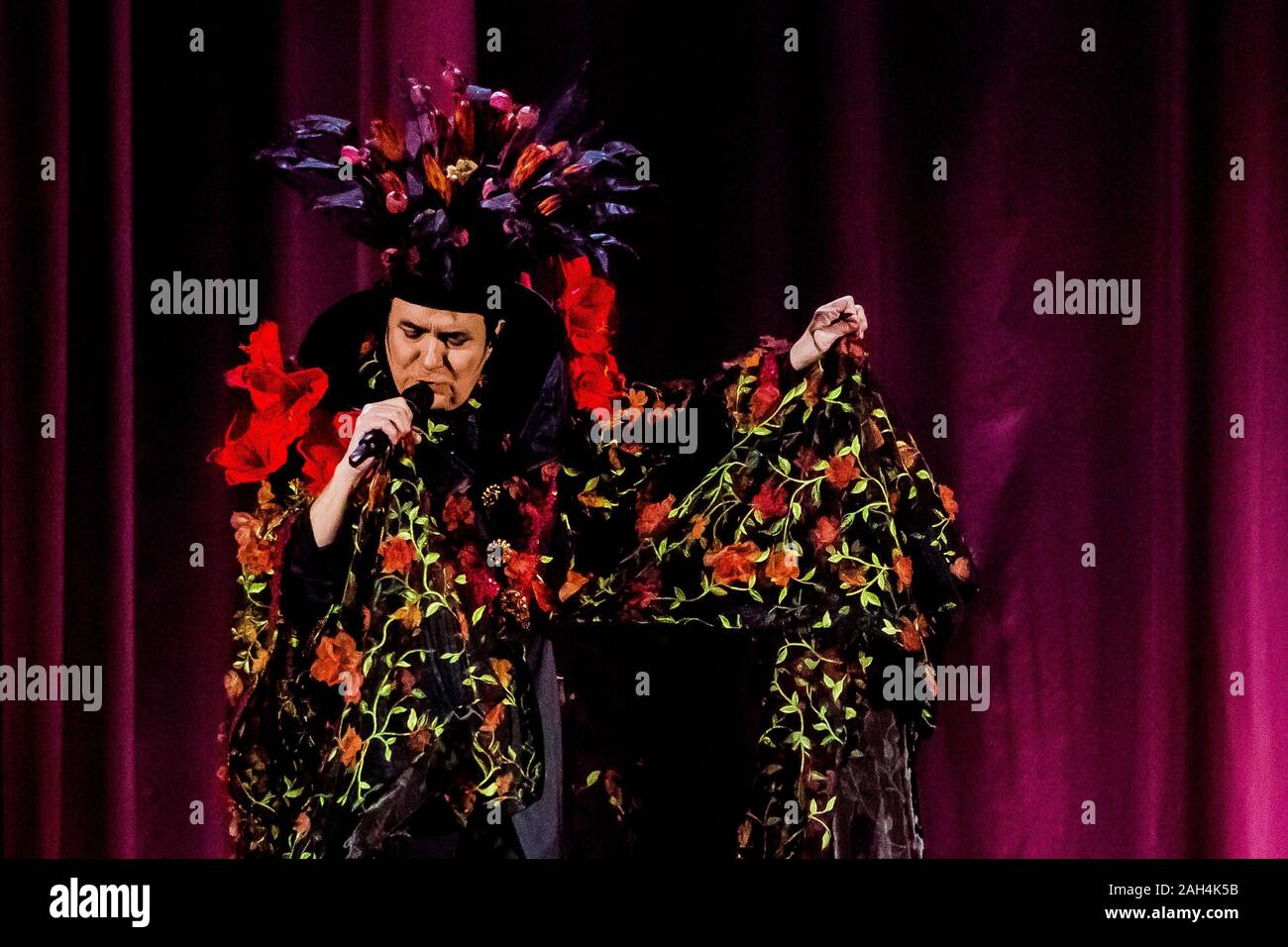 Casalecchio di Reno, Italien. 21 Dez, 2019. Renato Zero kehrt mit einer neuen Tour in den wichtigsten italienischen Sporthallen für "große zeigt". Während der Phasen seiner 'Il Folle In Tour" der Sänger zum ersten Mal live sein neues Album 'Null Il Folle" (Foto von Luigi Rizzo/Pacific Press) Quelle: Pacific Press Agency/Alamy Leben Nachrichten präsentieren Stockfoto