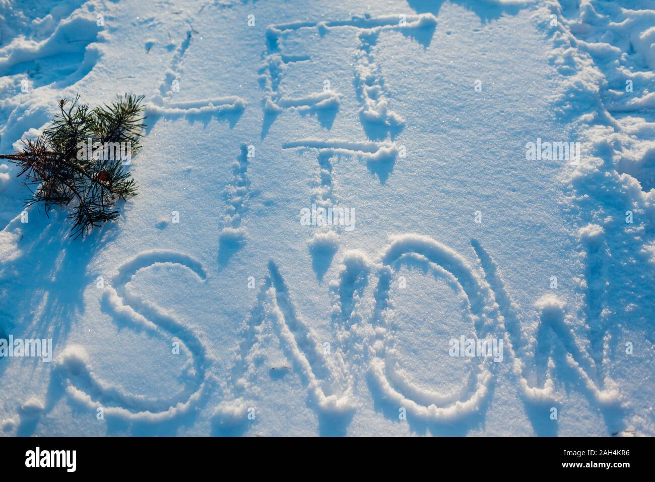 Lassen Sie es schneien Schreiben auf frischen Schnee von Frau draußen gemacht. Winter frostige Wetter Stockfoto