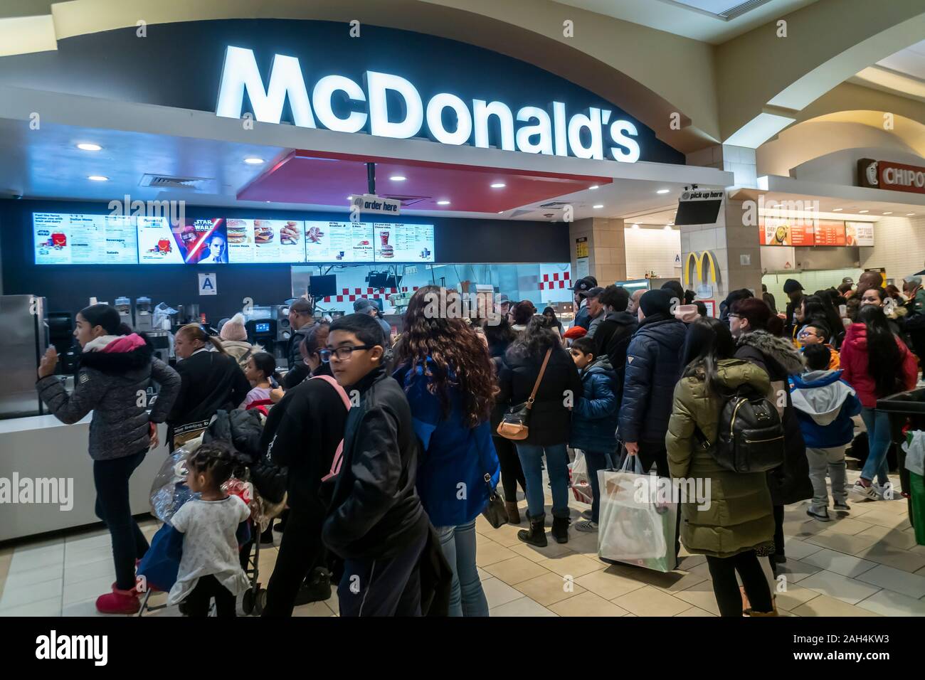 Massen von Last-minute-Shopper auf der McDonald's im Food Court des Queens Center Mall im Stadtteil Queens in New York auf so genannte Super Samstag. Der Samstag vor Weihnachten, 21. Dezember 2019. Retail Analysten prognostizieren Super Samstag, die auch Panik aufgerufen wird Samstag, Vertrieb Schwarzer Freitag mit über 147,8 Millionen Menschen einkaufen zu übertreffen. (© Richard B. Levine) Stockfoto